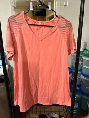 Women's Coral V-Neck Short Sleeve Top - Casual Comfort